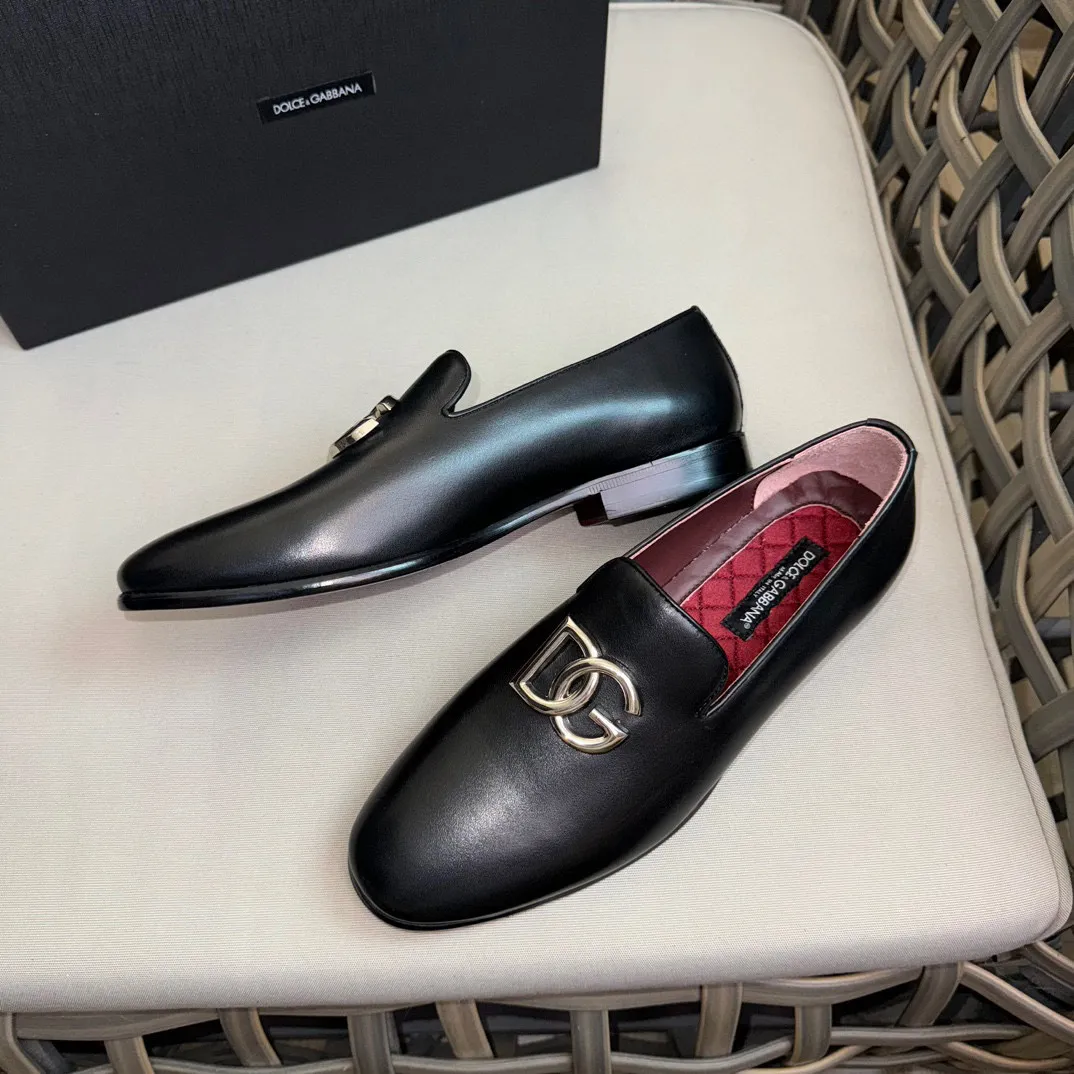 💰¥960 D&G cowhide moccasin loafers for men｜Embellished with DG hardware nameplate｜Made of imported calfskin｜Retro and shiny texture complement each other｜Release charming tones to outline a confident posture｜Imported calfskin + cowhide lining + Italian leather outsole Size: 39-44 (38.45 custom-made)